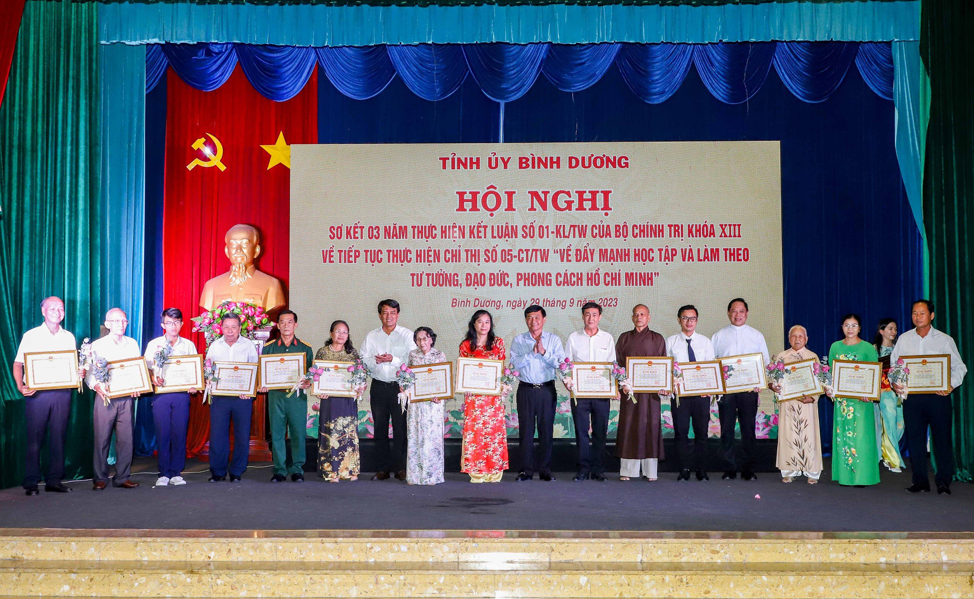 Lãnh đạo tỉnh Bình Dương trao bằng khen cho các tập thể, cá nhân được biểu dương, khen thưởng trong việc học tập và làm theo tư tưởng, đạo đức, phong cách Hồ Chí Minh.
